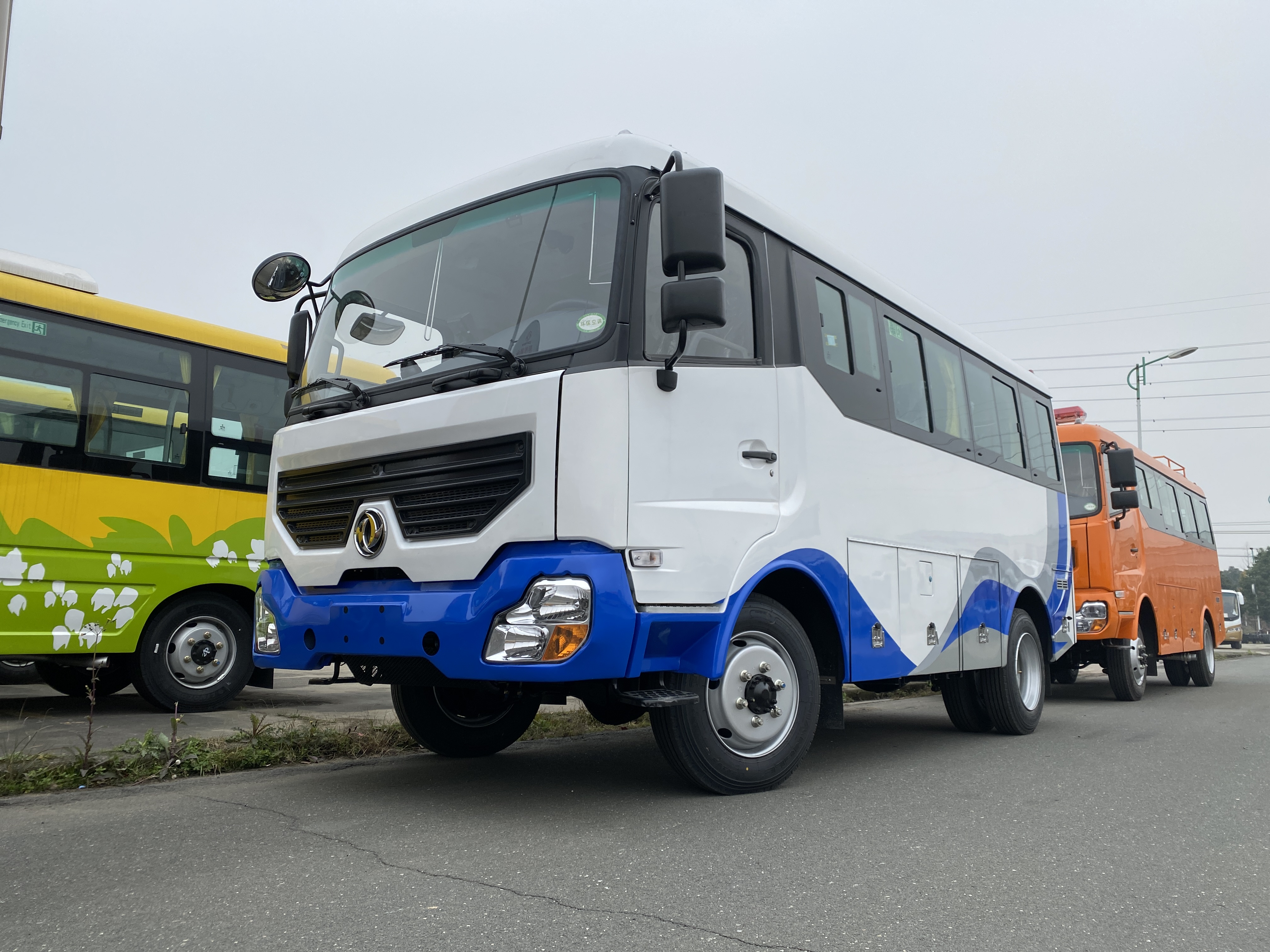 东风17座四驱通勤客车