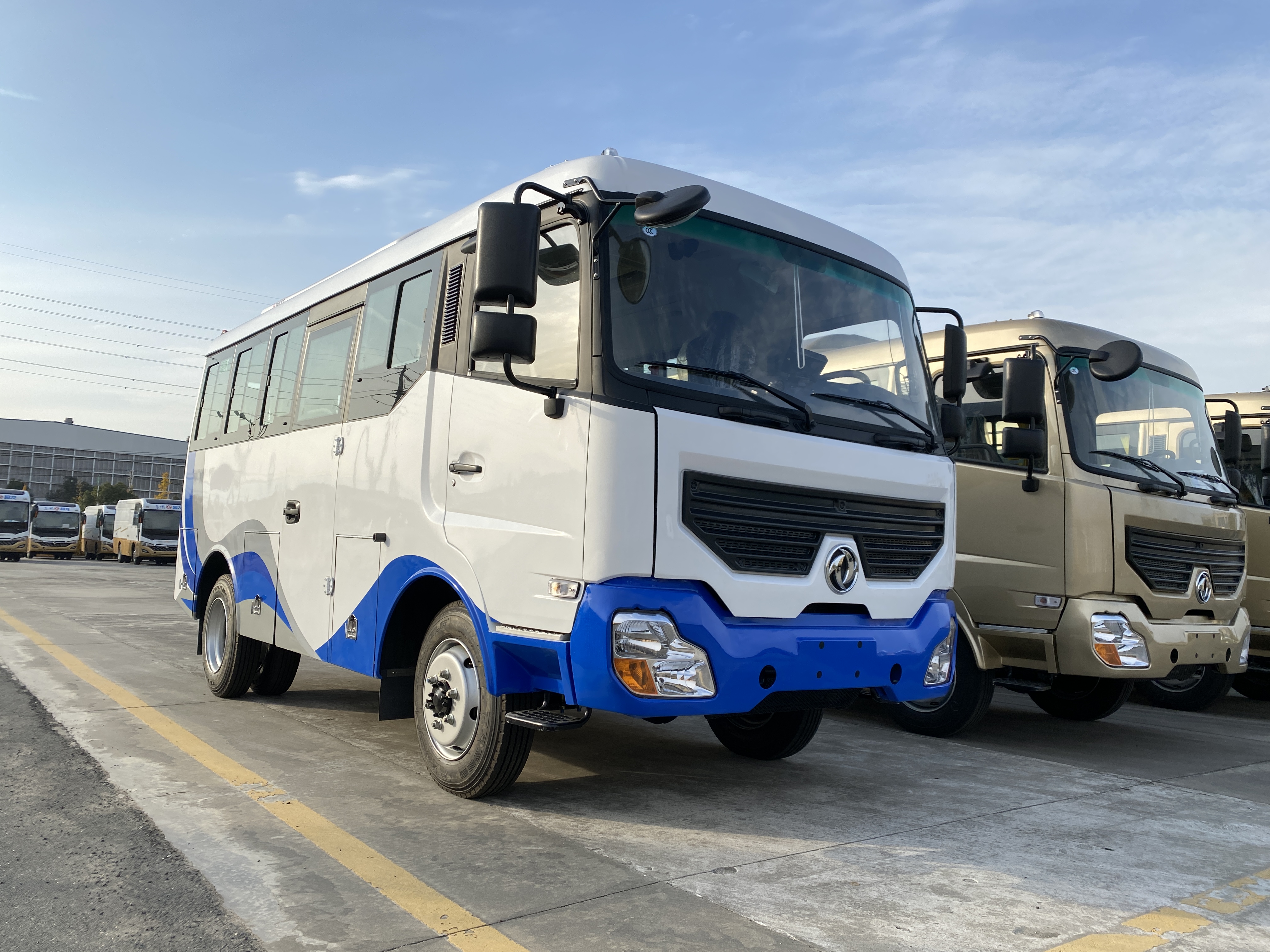 东风17座四驱通勤客车