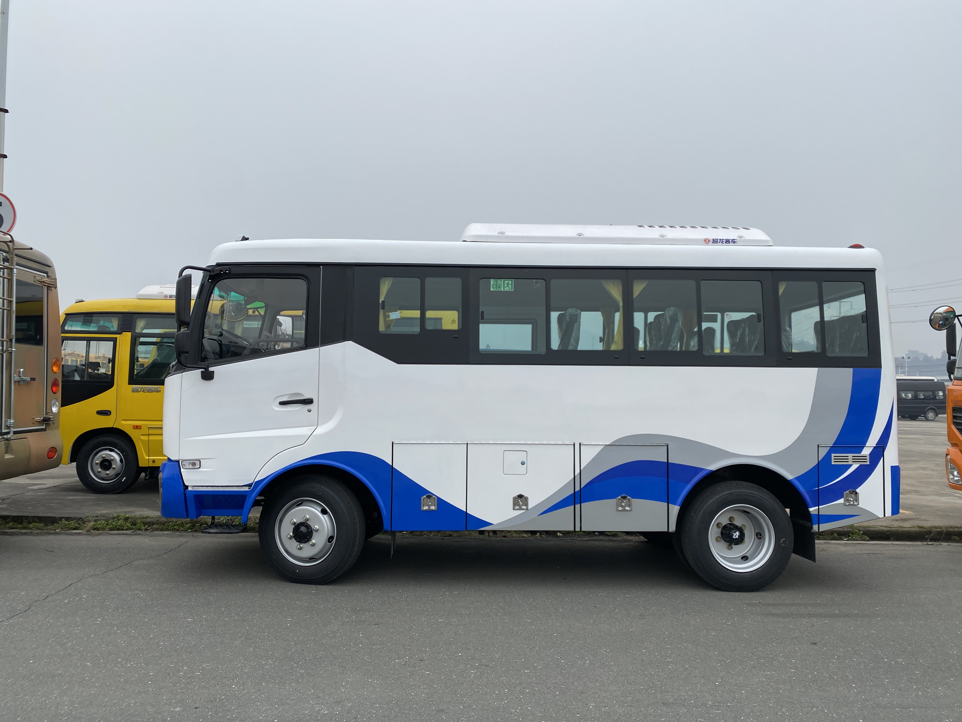 东风17座四驱通勤客车