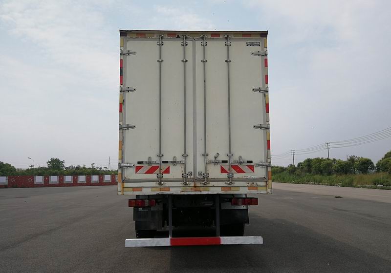 ZZ2256XXYV455MF1X型越野厢式运输车