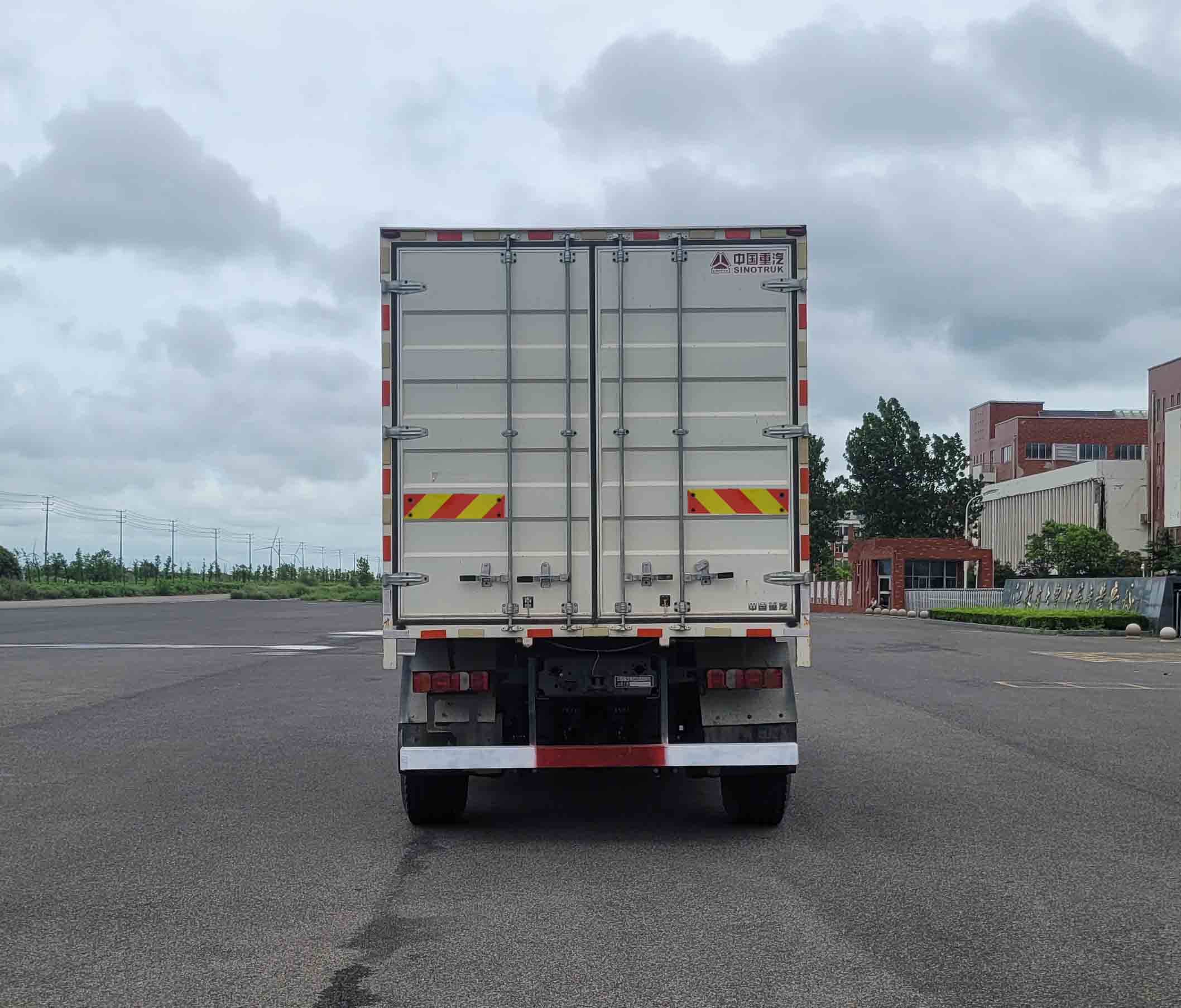 ZZ2146XXYN362GF1XP型越野厢式运输车